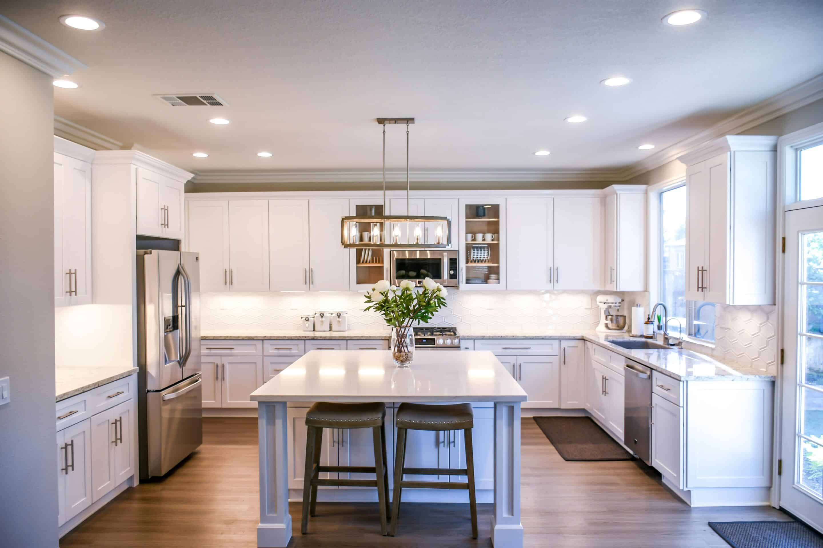 U-shaped kitchen layout, showcasing a functional layout, clear work triangle, and modern design for efficient cooking and entertaining.